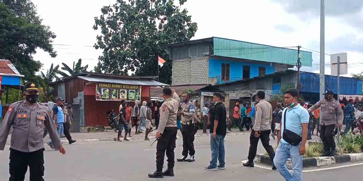 dua-kelompok-warga-bentrok-di-depan-kantor-polres-mimika